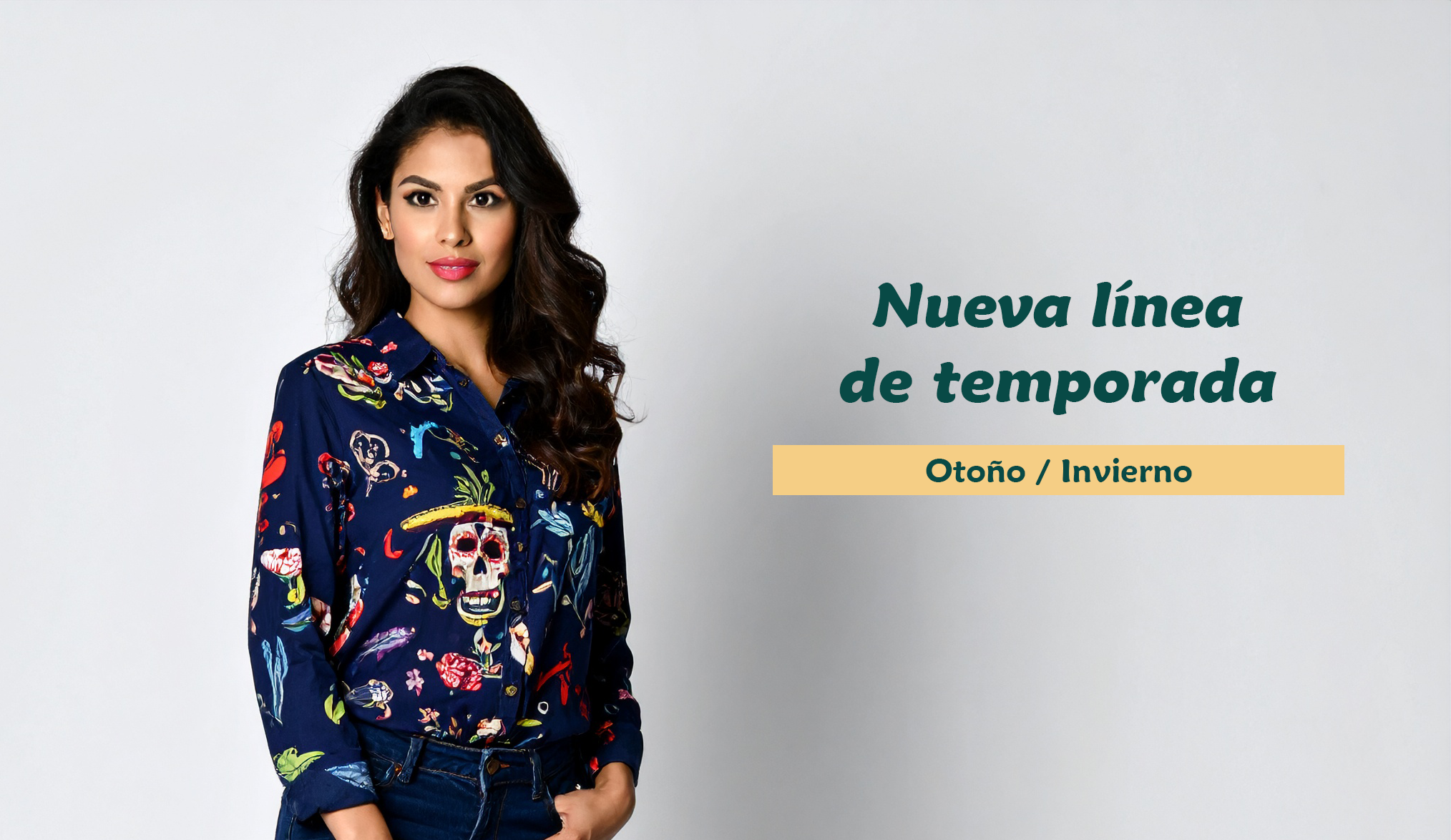 modelo mexicana usando una playera azul marino con estampado estilo mexicano, calaveras y colores llamativos.
