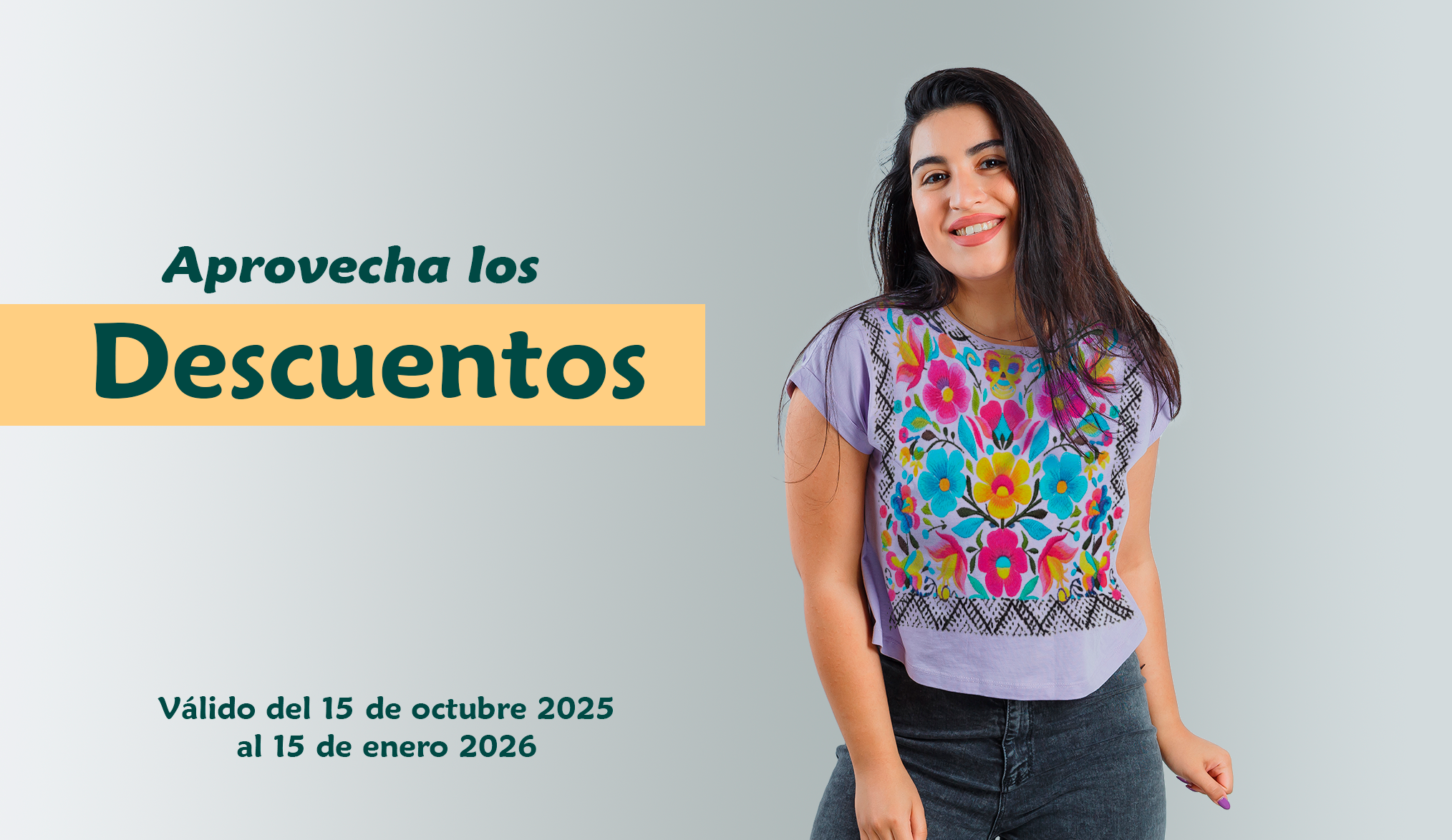 modelo mexicana usando una playera lila con estampado estilo mexicano, calaveras y flores que simulan un bordado