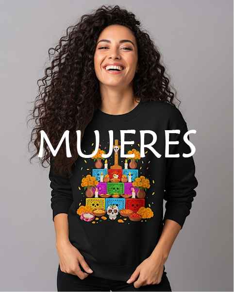 Modelo mexicana usando una playera azul marino con estampado estilo mexicano, calaveras y colores llamativos.